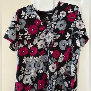 Willow Brook Scrub Top - Size XL 🌺